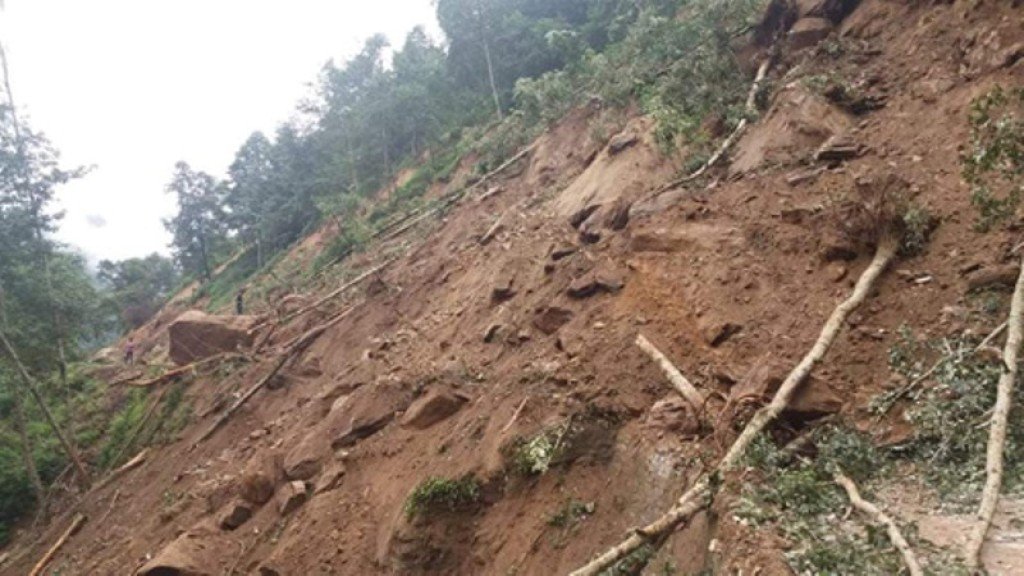 132 road sections affected from floods, landslides