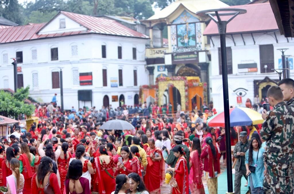 पशुपतिनाथलगायत देशभरका शिवालयमा व्रतालुको रौनक [तस्बिरहरू]