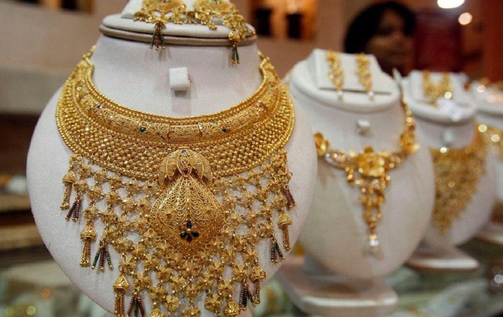 Price of gold increases by Rs 2,000 per tola